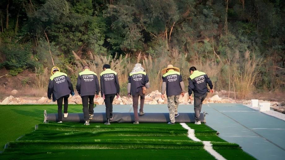 Proceso de instalaci&oacute;n de c&eacute;sped artificial para la construcci&oacute;n de campos de f&uacute;tbol profesionales.