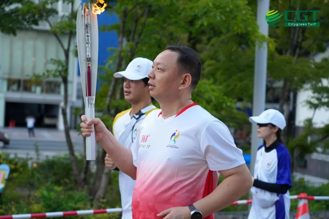 Portador de la antorcha de Citygreen Sports en el relevo de la antorcha de los Juegos Asi&aacute;ticos Aichi-Nagoya 2026