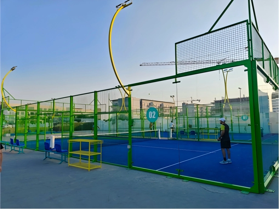 Proyecto de pista de p&aacute;del en Dub&aacute;i con c&eacute;sped artificial y sistema de pista completo.
