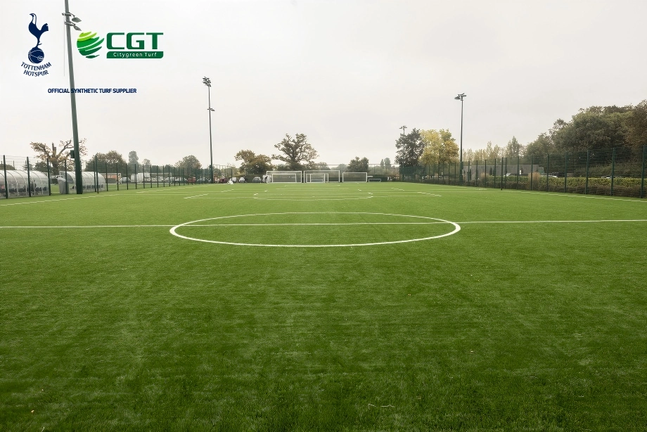 Sistema de c&eacute;sped artificial FIFA Quality Pro suministrado por CGT para instalaciones deportivas profesionales.