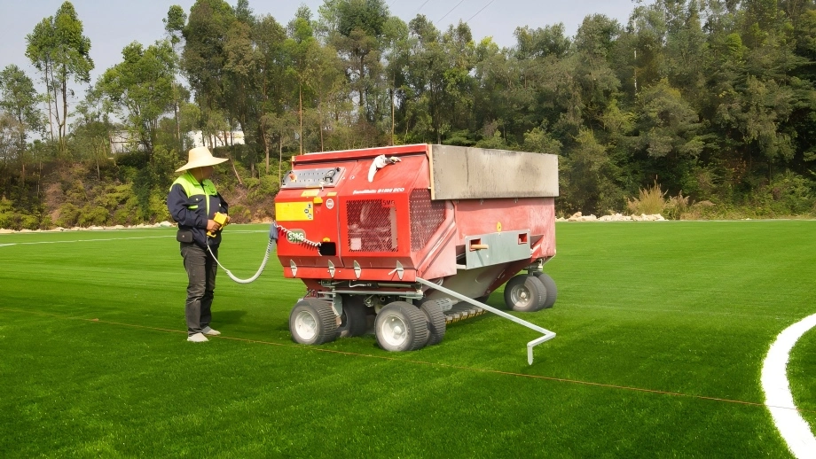 Aplicaci&oacute;n de relleno durante el proceso de instalaci&oacute;n de campos de f&uacute;tbol artificiales