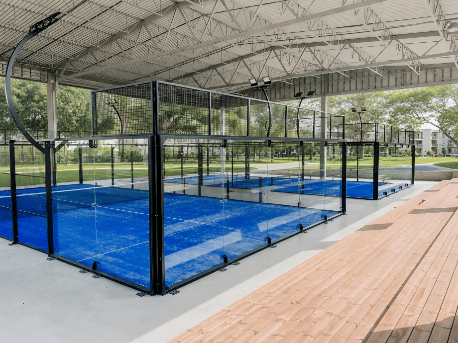 Pista de pádel panorámica PadelMax para instalaciones comunitarias o de clubes.