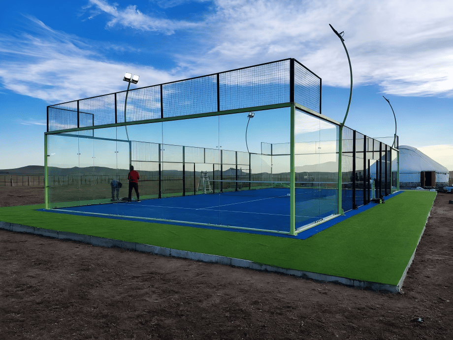 Pista panor&aacute;mica de p&aacute;del instalada para un proyecto de espacio abierto en Mongolia