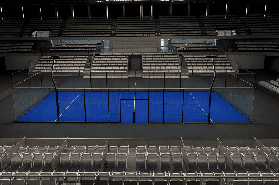 Pista de p&aacute;del panor&aacute;mica superior con estructura minimalista negra en un estadio profesional.