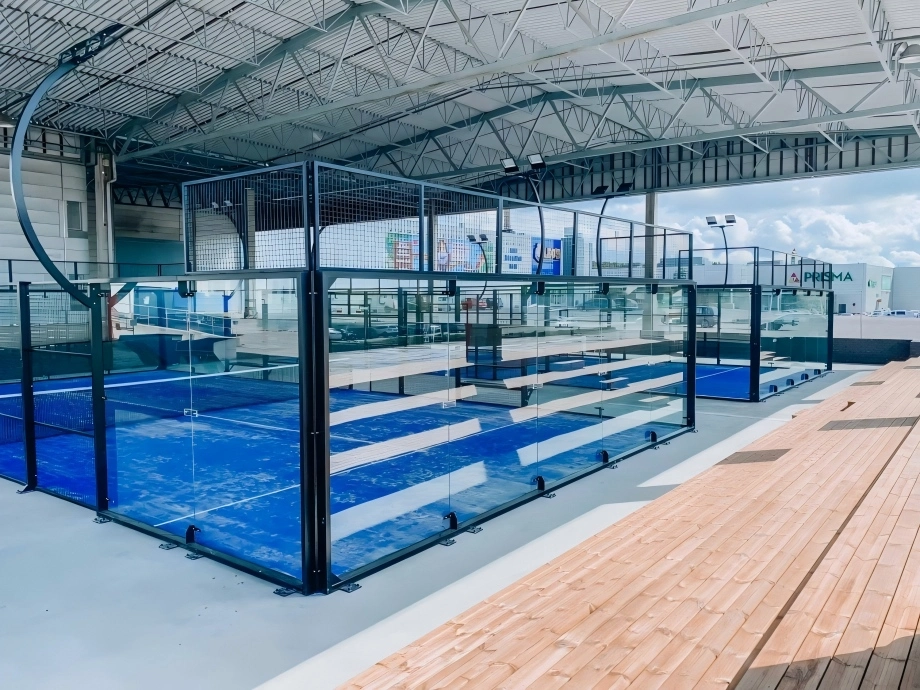 Pista de p&aacute;del moderna con c&eacute;sped artificial para uso recreativo y de club.