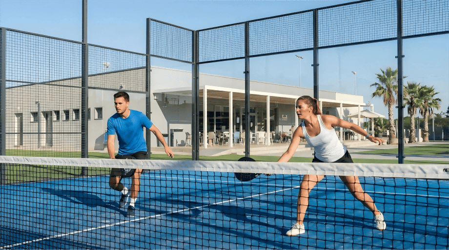 Jugadores de p&aacute;del en una pista de c&eacute;sped artificial dise&ntilde;ada para el rendimiento y la comodidad.
